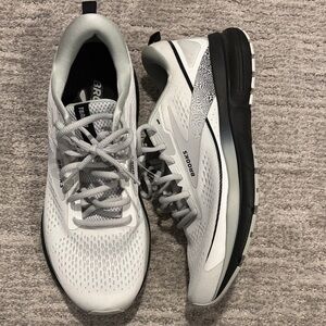 Brooks White and Black Trace 3 Athletic Sneakers size 10